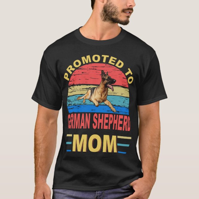 020 Främjad till tyska shepherd Mamma T Shirt (Framsida)