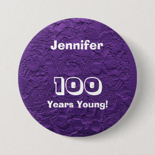 100 år Unga Lila Dolls Button Pin Birthday Knapp