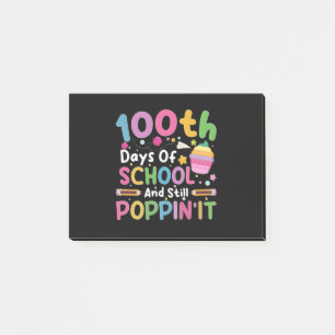 100 dagar i skolan och fortfarande poppande tjej post-it block