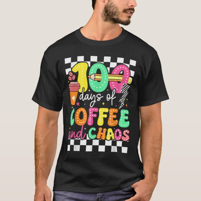 100 dagar med kaffe och stämpel; Chaos Teacher Ret T Shirt (Framsida)