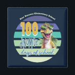 100 dagar med Monogrammed skoldosinosaur Magnet<br><div class="desc">Unik design för att fira 100 dagar i skolan. Dinosaur med "dinomit"-design. Modern typografi i stil med vintagens solnedgång. Leverans till personal,  lärare,  föräldrafrivilliga och studenter. Monogrammat med namn,  lärare namn eller namn.</div>