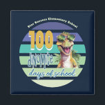 100 dagar med Monogrammed skoldosinosaur Magnet<br><div class="desc">Unik design för att fira 100 dagar i skolan. Dinosaur med "dinomit"-design. Modern typografi i stil med vintagens solnedgång. Leverans till personal,  lärare,  föräldrafrivilliga och studenter. Monogrammat med namn,  lärare namn eller namn.</div>