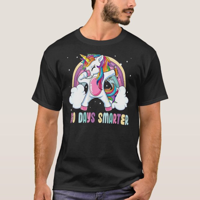 100 dagar Smarter Unicorn Rainbow Lycklig 100 daga T Shirt (Framsida)