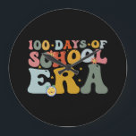 100 dagars skoltid med skolålslärare stor klocka<br><div class="desc">Retro 100-dagarsdagen för skollärare,  100 dagar med skolera T-Shirt</div>