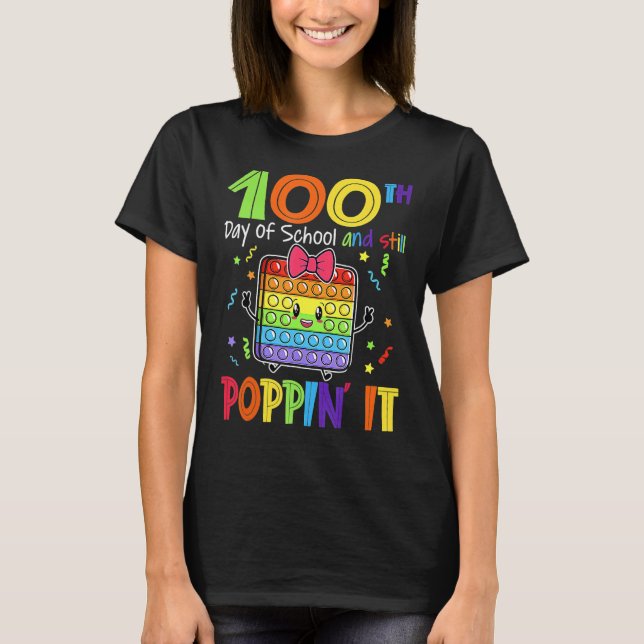 100-dagarsdagen i skolan och fortfarande 100 dagar t shirt (Framsida)