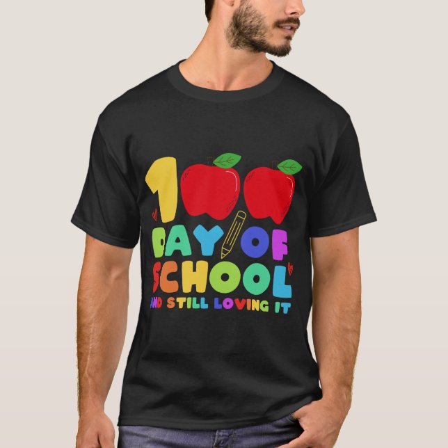 100-dagarsdagen i skolan och fortfarande leve lära t shirt (Framsida)
