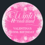 100:e födelsedag Vinter Wonderland Snowflake Favor Runt Klistermärke<br><div class="desc">Elegantens vinterland 100-årsinbjudan har en vacker kalligrafi omgiven av en lush snöflake och snö gräns. Snöflingor går mot bakgrund av söt rosa. Du kan faktiskt ändra bakgrunden färg till valfritt färg. Winter Wonderland kan inte ändras, men all återstående text kan redigeras. Denna punkt är en del av Winter Wonderland Snowflake-samlingen....</div>