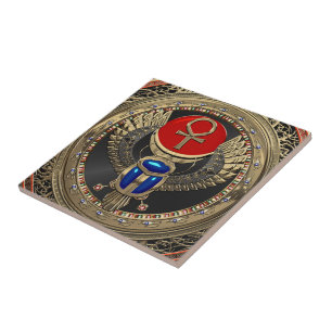 [100] Egyptiska Winged Scarab i Helig Guld med Ank Kakelplatta