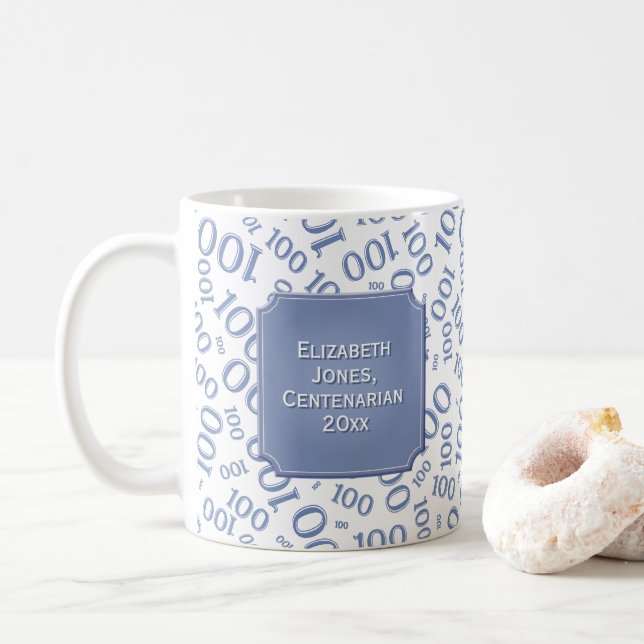 100. Födelsedagblått numrerar mönstercentenarianen Kaffemugg (Med munk)