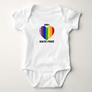 100% Hat-Fri baby som är i ett stycke T-shirt