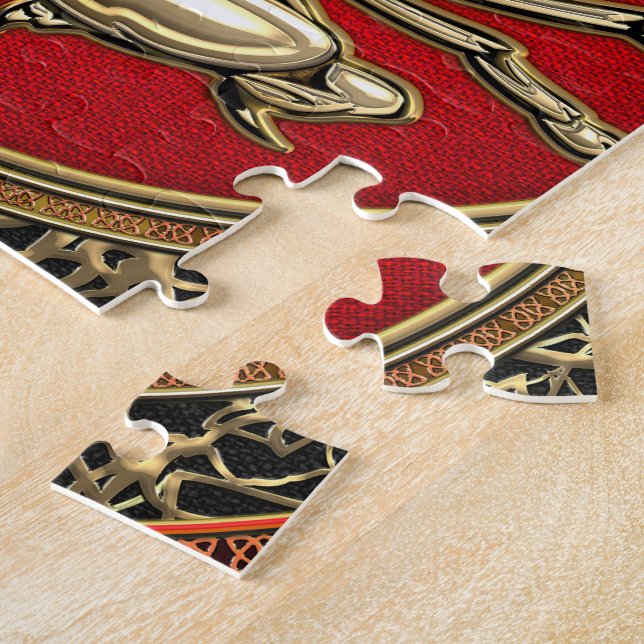 [100] Helig Golden Scorpion on Red Pussel (Sidan)