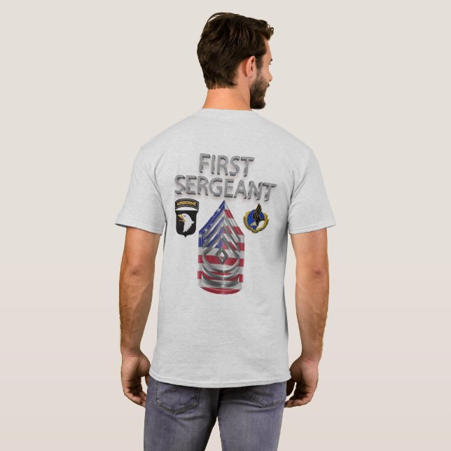 101:a flygburna divisionens första sergeant t shirt (Hel baksida)