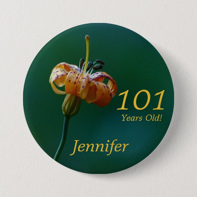 101 år gammal, Golden Lily Button Pin Knapp (Framsida)