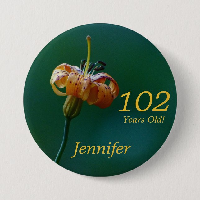 102 år gammal, Namn Golden Lily Button Pinback Knapp (Framsida)