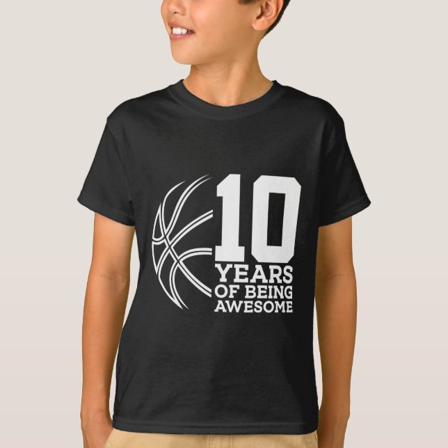 10 ÅR EFTER FANTASTISK BASKETBALL 10:E FÖDELSEDAGE T SHIRT (Framsida)