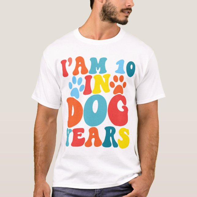 10 år i Hund 70 födelsedag Groovy Hund älskare T Shirt (Framsida)