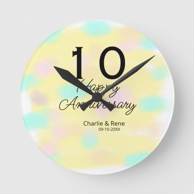 10 års äktenskap jubileum gult pastell namn retro  rund klocka (Framsida)