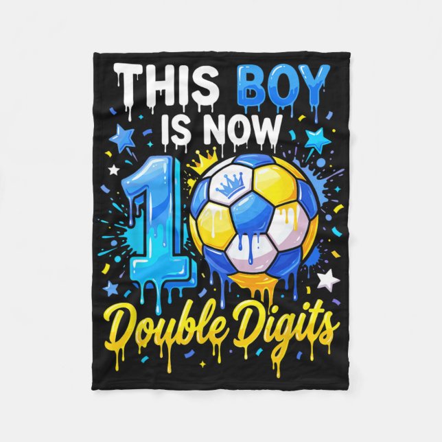 10 Års Födelsedagsfotboll Den här pojken är nu 10  Fleecefilt (Framsidan)