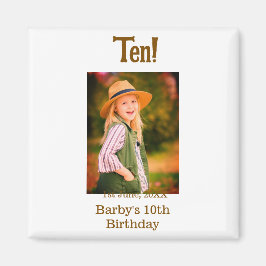 10-års födelsedagsfoto namn datum enkel brun beige magnet