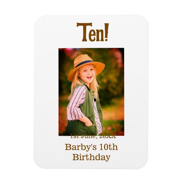 10-års födelsedagsfoto namn datum enkel brun beige magnet (Vertikal)