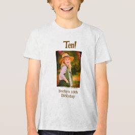 10-års födelsedagsfoto namn datum enkel brun beige t shirt
