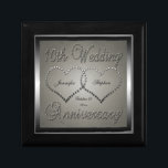 10:e anniverären i Bröllop Slagit Tin-look Keepsak Minnesask<br><div class="desc">Slagit Tin-utseende (faux-effekt) 10:e Bröllop-årsdagen av Helgdag Hearts Design (alla höger reserverade).</div>