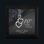 10:e årsdagen av svartvit nyx Bröllop Design 2 Minnesask<br><div class="desc">Tionde Bröllop-årsdagen av Design Gift Box. ⭐ Denna produkt är 100 % Anpassade. Grafik och / eller text kan läggas till, tas bort, flyttat, storleksändras, ändras runt, roteras osv. 99 procent av mina konstruktioner i min butik är gjorda i lagrar. Det gör det enkelt för dig att ändra storlek på...</div>