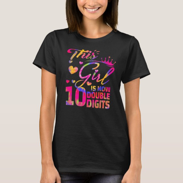 10:e födelsedagsflickan Den här flickan är nu 10 D T Shirt (Framsida)