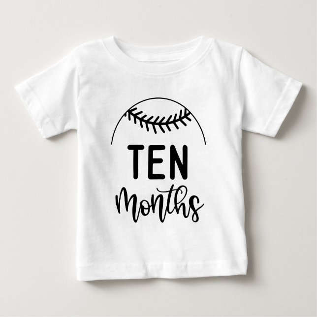10 månaders milstolpe i Baseball Baby - T Shirt (Framsida)