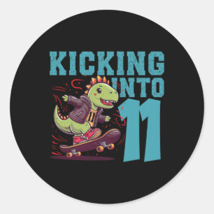 11-årig skateboardåkare som åker skateboard T-rex Runt Klistermärke