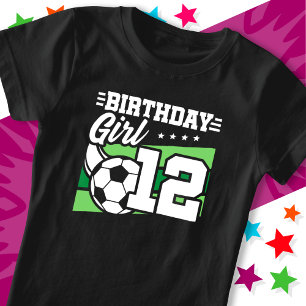 12-årig fotbollsflicka i 12:e t shirt