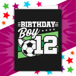 12-åriga fotbollsmatchen Kids 12:e Birthday Boy Kort<br><div class="desc">Den här födelsedagsfesten är perfekt för en 12-årig pojkes födelsedagsfest för fotboll för att fira deras födelsedag i 12:e! Underbar för barn att kärlek ska spela fotboll,  titta på fotbollsspelare eller framtida fotbollsstjärnspelare! Har en fotboll på en fotbolls-fält-grafik med nummer 12 för en pojkes 12:e-födelsedag.</div>