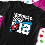 12-åriga Hockey Party Theme 12:e Birthday Boy T Shirt<br><div class="desc">Den här födelsedagsfesten är perfekt för en 12-årig pojkes hockeytema-födelsedagsfest att fira deras 12:e-födelsedag! Underbar för barn att kärlek ska spela hockey,  titta på hockey eller framtida hockeystjärnspelare! Har en hockey puck-grafik med nummer 12 för en pojkes 12:e-födelsedag.</div>