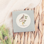 12 dagars julfotfäste i ett Pear Träd Runt Klistermärke<br><div class="desc">12 dagars julfotfäste i ett Pear Träd Round Stickers! Dessa charmerande klistermärken har en traditionell kombination av en patron i ett päron träd, fullt av jublande helgdag. Med din familj namn och året som visas nedan, lägger dessa klistermärken till en personlig beröring i dina helgdag och dekorationer. Perfekt för förslutning...</div>