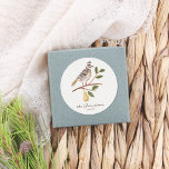 12 dagars julfotfäste i ett Pear Träd Runt Klistermärke<br><div class="desc">12 dagars julfotfäste i ett Pear Träd Round Stickers! Dessa charmerande klistermärken har en traditionell kombination av en patron i ett päron träd, fullt av jublande helgdag. Med din familj namn och året som visas nedan, lägger dessa klistermärken till en personlig beröring i dina helgdag och dekorationer. Perfekt för förslutning...</div>