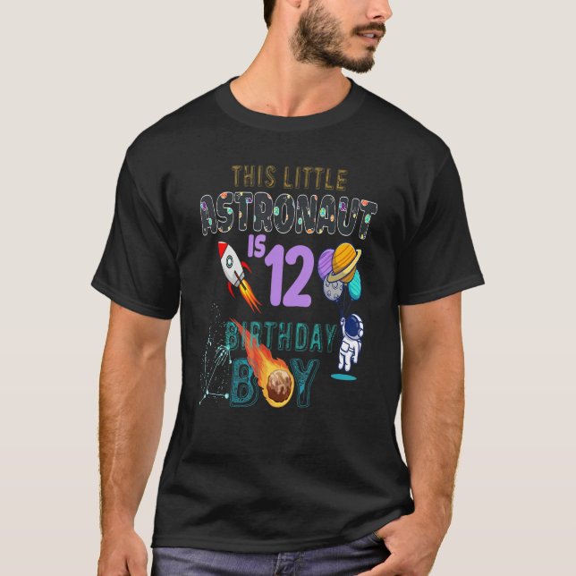 12:e födelsedag, födelsedagspojke Astronaut 12 år  T Shirt (Framsida)