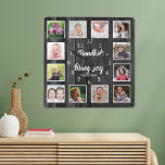 12 Fotokollage Black Wood Barnbarn Quote Fyrkantig Klocka<br><div class="desc">En rustisk svart fotokollage klocka med ett vackert citat "Barnbarn ger dig glädje i vardagen".Anpassa med 12 familjefotografier så att det blir en minnesvärd keepsaké för far- och morföräldrar.</div>