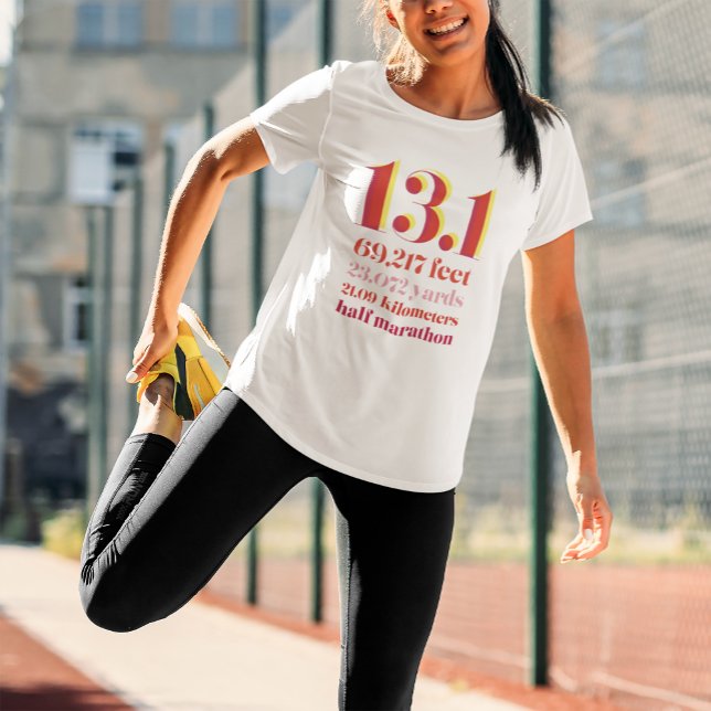 13.1 Halva Marathon Tävling Avstånd fetstil Röd T Shirt (Skapare uppladdad)