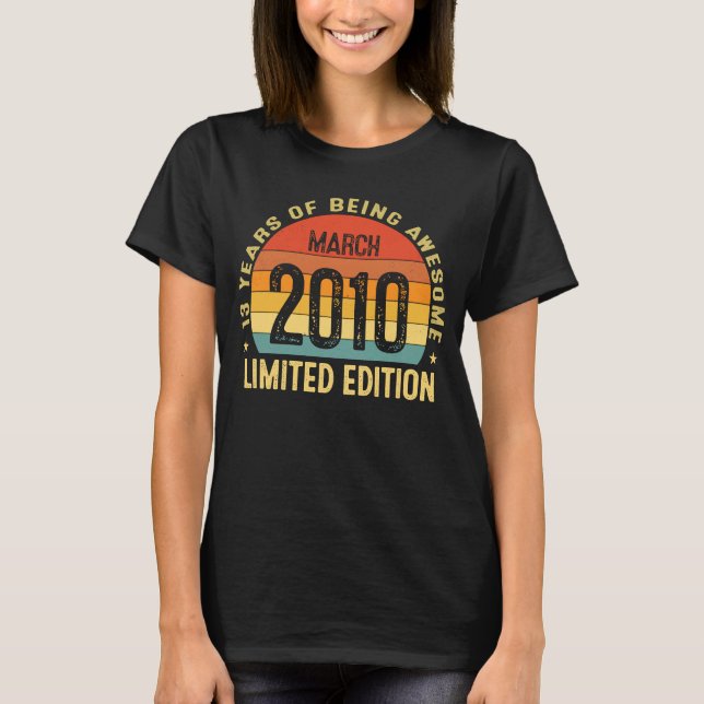 13 år gammal Fantastisk sedan mars 2010 13:e födel T Shirt (Framsida)