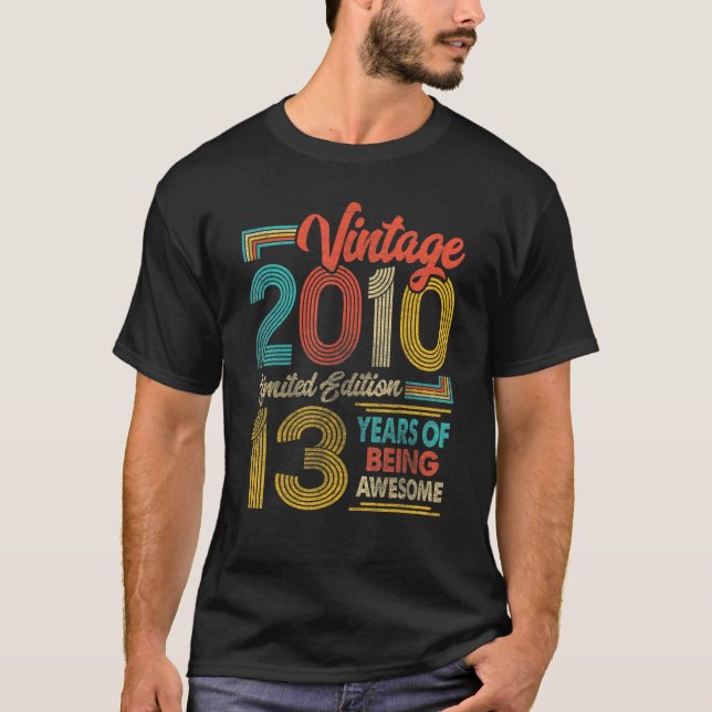 13 ÅRS ÅLDER 2010 13:e födelsedagen T Shirt (Framsida)