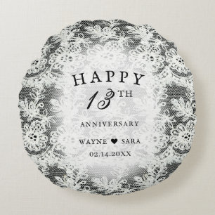13:e svarta + vita spets bröllopsjubileum rund kudde