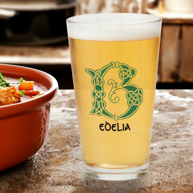 1600-talets keltiska, icke-dekorativa kapital B Glaskopp (Skapare uppladdad)