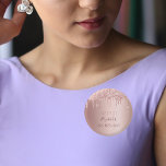 16-årsdagen ro guld glitter droppar namn knapp<br><div class="desc">En knapp t för trendig och girighet t för en sextonde 16:e födelsedagsfest. En feminin rosa, ro guld faux metallisk tittar bakgrund som dekoreras med faux ro glitter drops. Mallar för ett datum och namn/ålder 16. Mörk ro guld färgad brev. Perfekt för party som tjänst eller Spara datum, påminnelse till...</div>