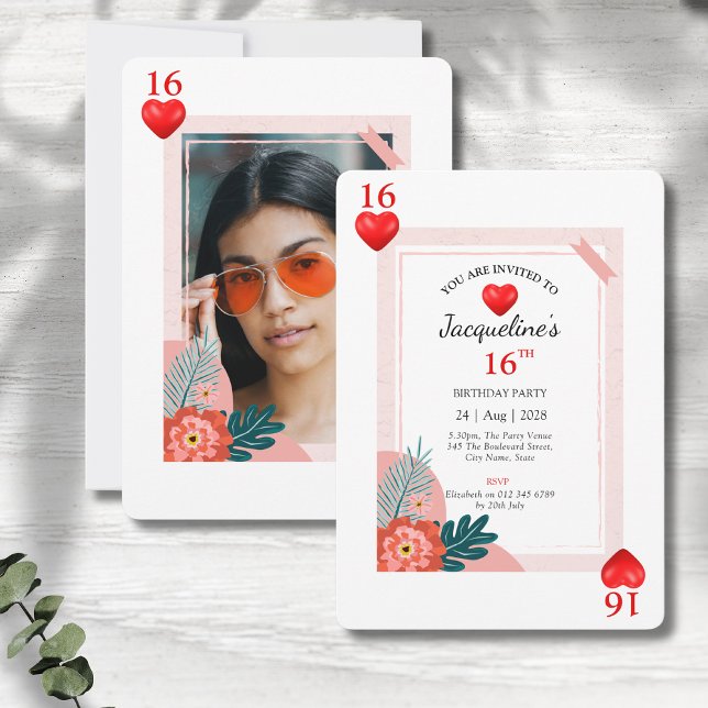16:e födelsedag Hearts Sweet 16 Inbjudningar (Sweet 16, 16th birthday party invitations showing front and rear on a grey wood background.)
