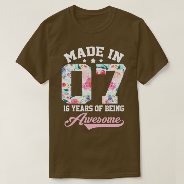 16:e födelsedagsgåva till unga flickor som är född t shirt (Design framsida)