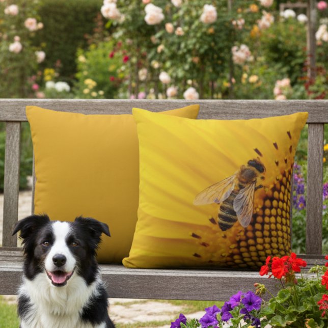 16x16 Gul Solros och Bibe Utomhus Kudd Kudde (Yellow outdoor pillow for beekeepers and bee lovers.)