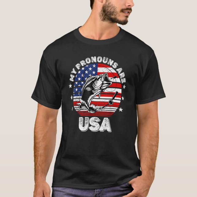 1776 My Pronouns Are USA Fishing Patriotic T Shirt (Framsida)