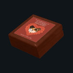 17:e bröllop-årsdagen för foto- och fosterpresente minnesask<br><div class="desc">Graphic carnelian pärlor hjärteffekt bevarar trinket presentbox. Perfekt för att visa upp en extra-speciell gåva till din fru på en speciell 17:e bröllop-årsdag eller vid andra särskilda tillfällen. Anpassningsbar med ditt eget foto ord och eget data. Designad av Sarah Trett för www.mylittleeden.com</div>