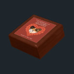 17:e bröllop-årsdagen för foto- och fosterpresente minnesask<br><div class="desc">Graphic carnelian pärlor hjärteffekt bevarar trinket presentbox. Perfekt för att visa upp en extra-speciell gåva till din fru på en speciell 17:e bröllop-årsdag eller vid andra särskilda tillfällen. Anpassningsbar med ditt eget foto ord och eget data. Designad av Sarah Trett för www.mylittleeden.com</div>
