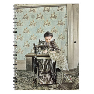 1890-talets kvinna vid Sewing Maskin Photo Taminat Anteckningsbok